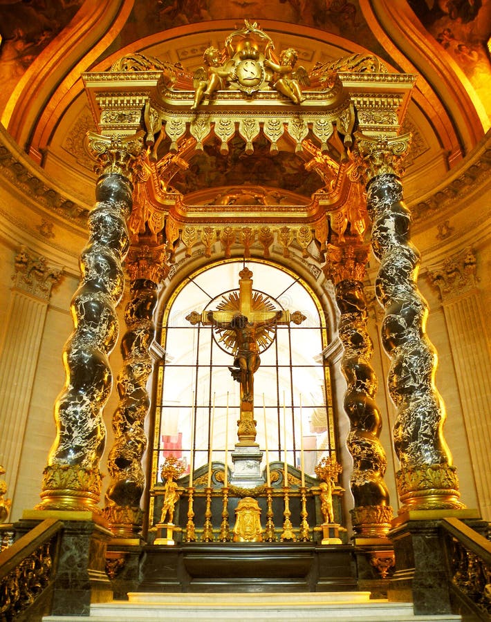 Altare maggiore, all'interno di Les Invalides, vicino alla tomba di Napoleone.