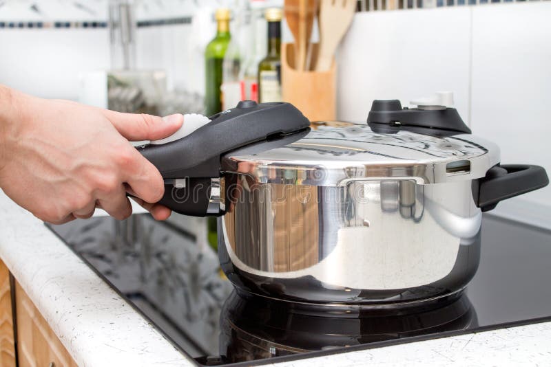https://thumbs.dreamstime.com/b/high-pressure-aluminum-cooking-pot-safety-cover-60778083.jpg