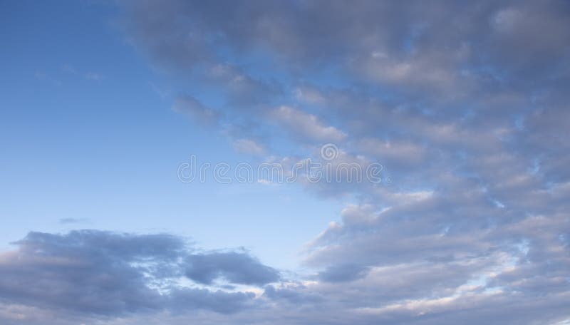 Bầu trời với những đám mây đẹp và mềm mại sẽ đem lại không gian sống động và mới mẻ cho bức ảnh của bạn. Hãy tìm hiểu ngay với Clouds for Sky Replacement để trang trí bức hình của bạn cùng những mẫu đám mây ấn tượng.