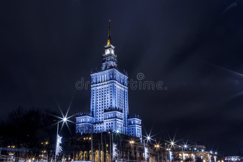 High-rise de bouw Centrum van de Nachtstad van Warshau Warschau polen Polska paleis van cultuur en wetenschap royalty-vrije stock afbeelding High-rise de bouw Centrum van de Nachtstad van Warshau Warschau polen Polska paleis van cultuur en wetenschap royalty-vrije stock afbeelding