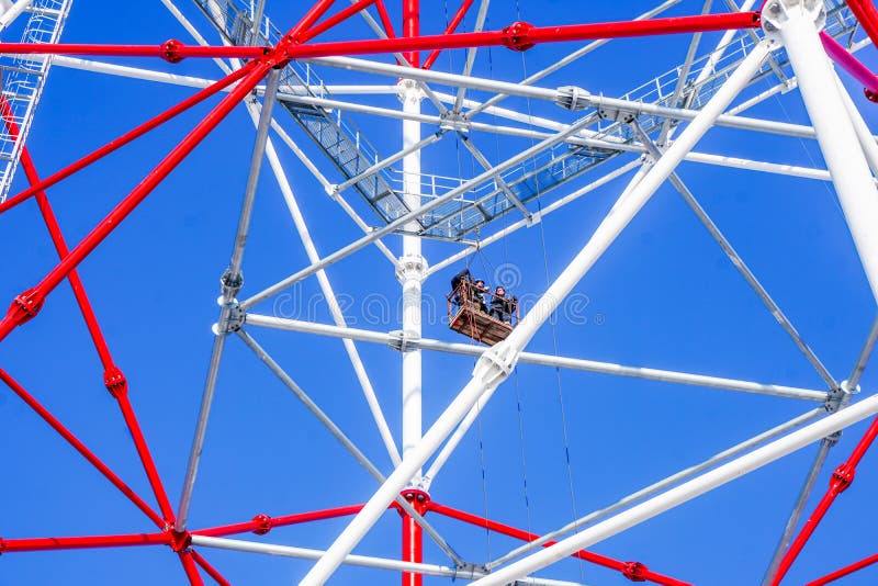 High-rise de werken aangaande de elektrische toren tegen de hemel stock foto High-rise de werken aangaande de elektrische toren tegen de hemel stock foto