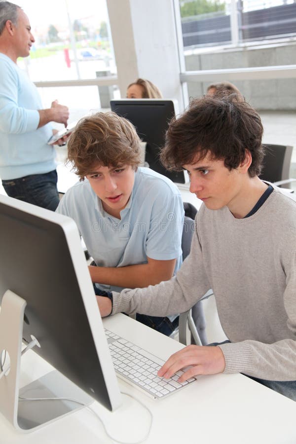 High-schoolers in computer training