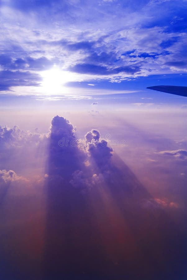 Alto el cielo atardecer afuera avión.