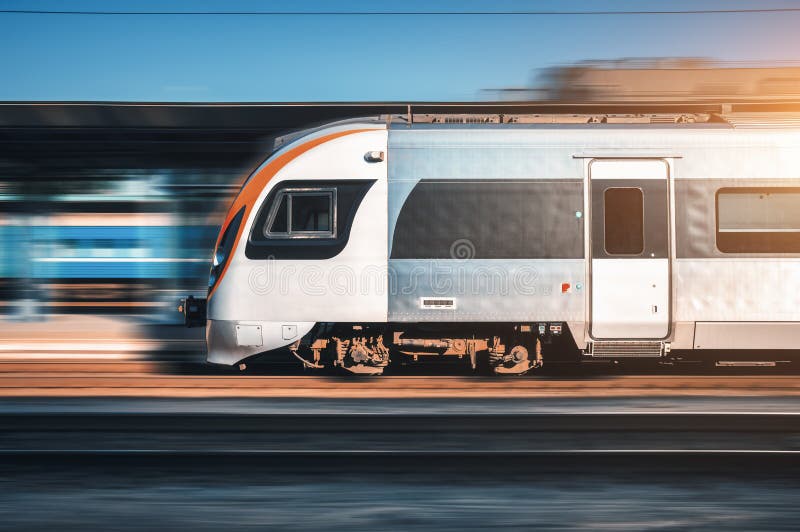 Alto velocità il treno movimento sul linee ferroviarie stazione sul tramonto Europa.