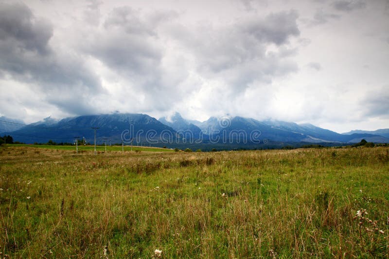 Vysoké Tatry na jeseň s nízkou úrovňou dažďovej oblačnosti, Slovensko