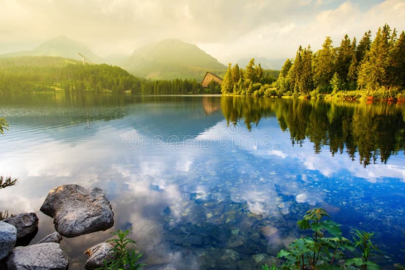 Vysoké Tatry s jezerem Štrbské pleso.