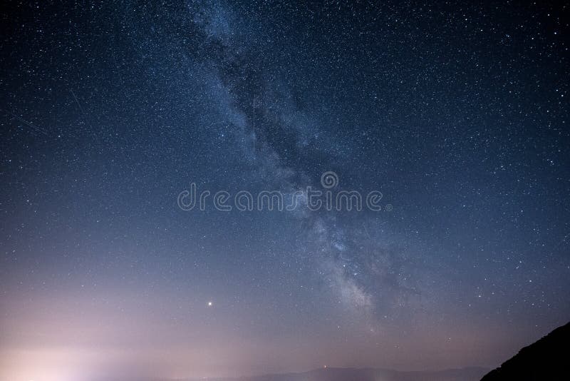Národní park pohoří Vysoké Tatry. Hora na Slovensku. Obrázek obsahuje šum kvůli vysoké ISO a selektivnímu zaostření. Noční obloha. m