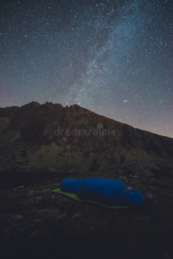 Národní park pohoří Vysoké Tatry. Hora na Slovensku. Obrázek obsahuje šum kvůli vysoké ISO a selektivnímu zaostření. Noční obloha. m