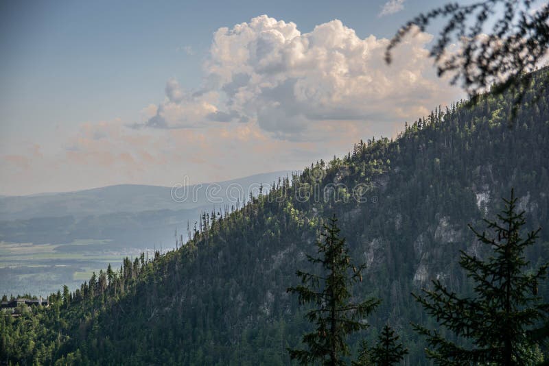 Vysoké Tatry Vysoké Tatry, Tatry Wysokie, Magas-Tatra sú pohorím pozdĺž hranice Slovenska v Pred