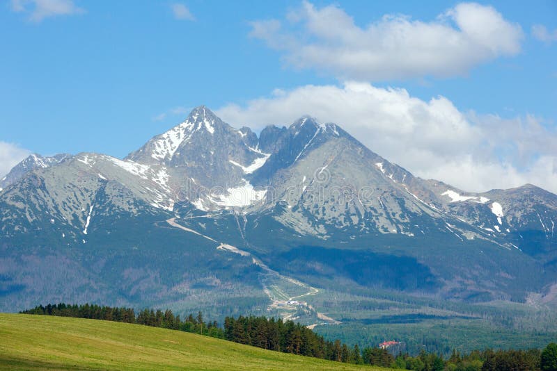 Jarní pohled na Vysoké Tatry (Slovensko).