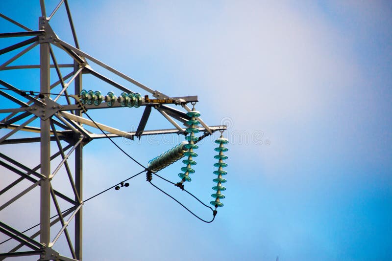 High voltage curved insulator with a snowcap