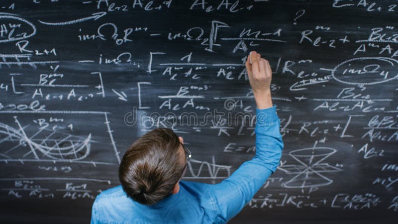 Highangle-Aufnahme eines brillanten jungen Schülers, der komplexe mathematische Formel-Gleichung auf der b schreibt lizenzfreie stockfotografie