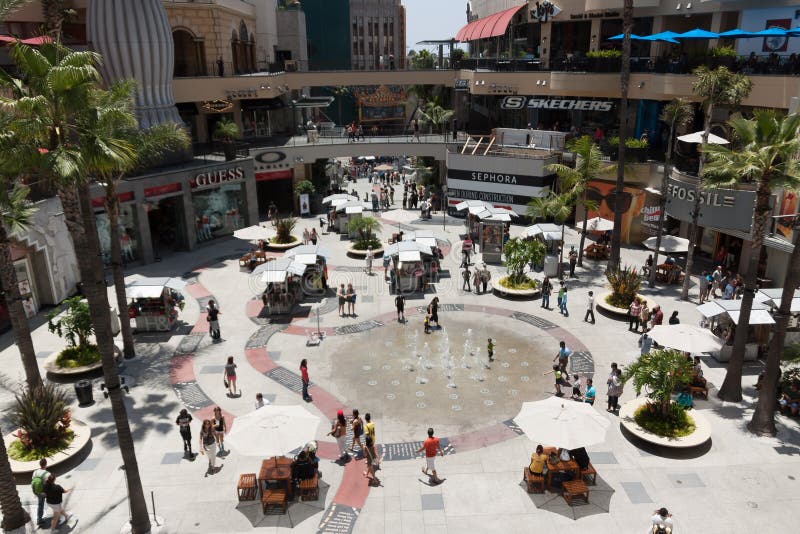 Fashion Valley Mall, the largest mall in San Diego, California – Stock  Editorial Photo © sainaniritu #38350273