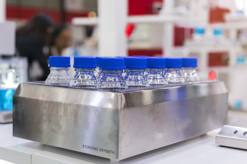 Hightech- und modern vom multi Punkt, der trockene Badmaschine für wissenschaftliches mit Laborflasche am Labor rührt stockbilder Hightech- und modern vom multi Punkt, der trockene Badmaschine für wissenschaftliches mit Laborflasche am Labor rührt stockbilder