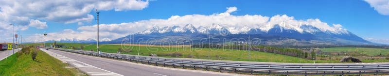 Diaľnica slovenskou krajinou, odhaľujúca malebný výhľad na krásne Tatry