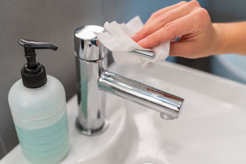 Higiene manual manos lavado paso cerrando grifo con toalla de papel después de secar las manos para la contaminación por covid19
