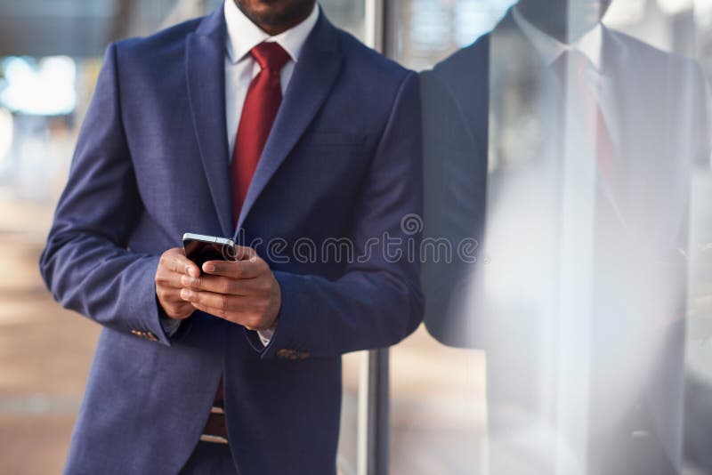 Hij is een savvy zakenman van technologie royalty-vrije stock afbeelding Hij is een savvy zakenman van technologie royalty-vrije stock afbeelding