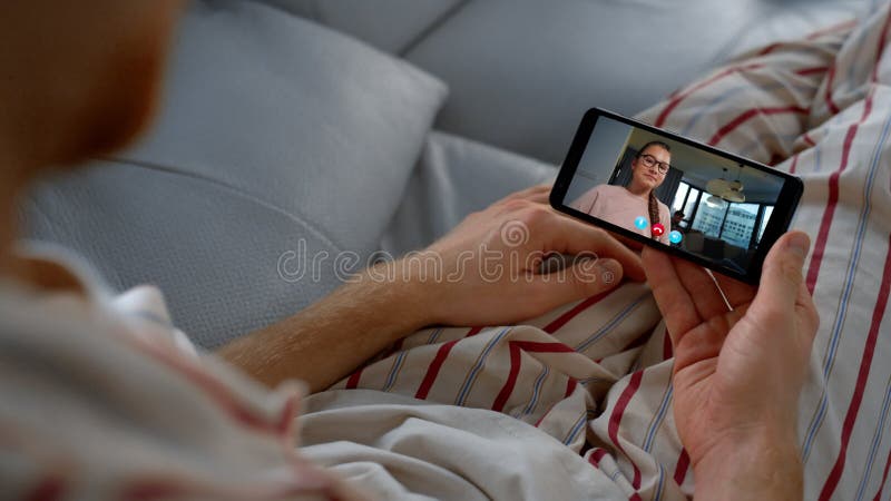 Hija conversando con papá en línea en el armario de la pantalla del smartphone. familia feliz hablando almacen de video