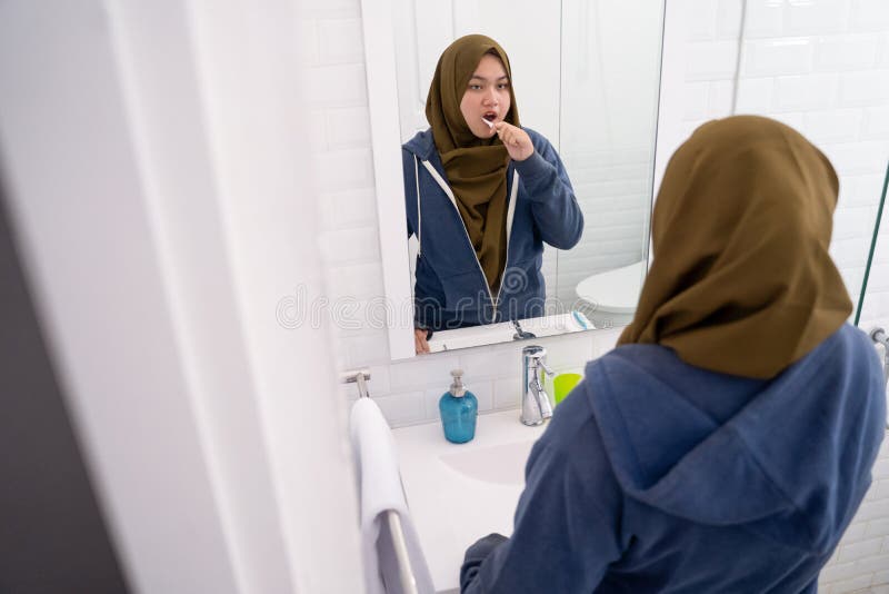 Hijab que lleva de la mujer cepillar sus dientes fotografía de archivo libre de regalías Hijab que lleva de la mujer cepillar sus dientes fotografía de archivo libre de regalías