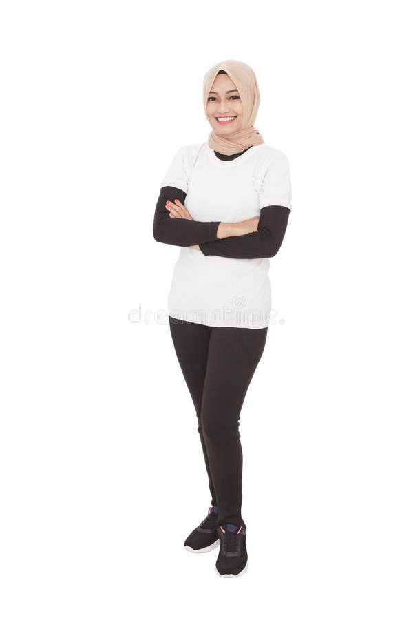 Hijab que lleva de la mujer deportiva asiática con armcrossed imagen de archivo libre de regalías Hijab que lleva de la mujer deportiva asiática con armcrossed imagen de archivo libre de regalías