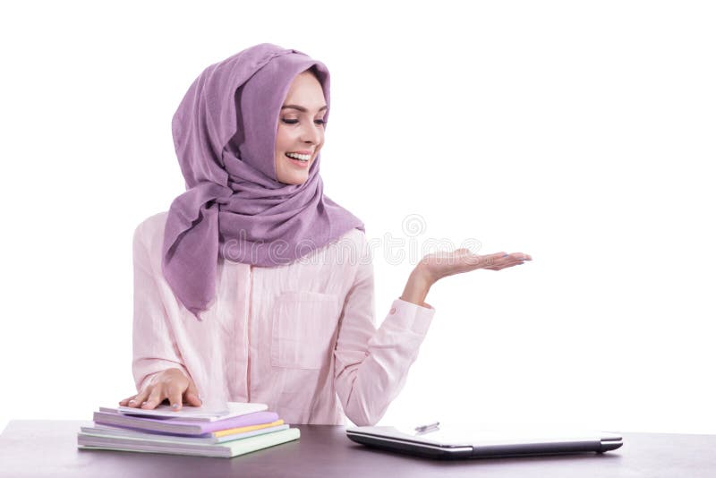 Hijab que lleva del estudiante universitario hermoso que presenta el espacio de la copia imágenes de archivo libres de regalías Hijab que lleva del estudiante universitario hermoso que presenta el espacio de la copia imágenes de archivo libres de regalías