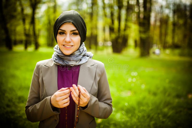 Hijab красивой мусульманской женщины нося моля на розарие/tespih стоковое изображение rf