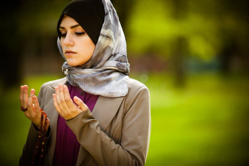 Hijab красивой мусульманской женщины нося моля на розарие/tespih стоковое фото rf