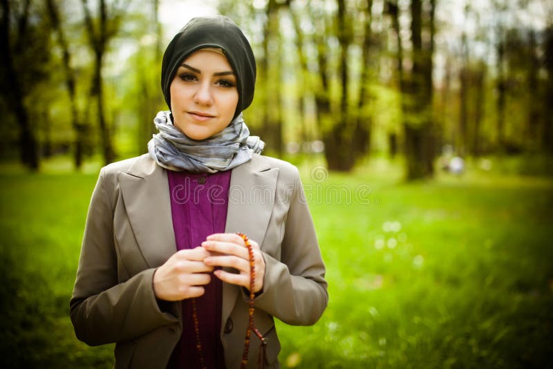 Hijab красивой мусульманской женщины нося моля на розарие/tespih стоковое изображение