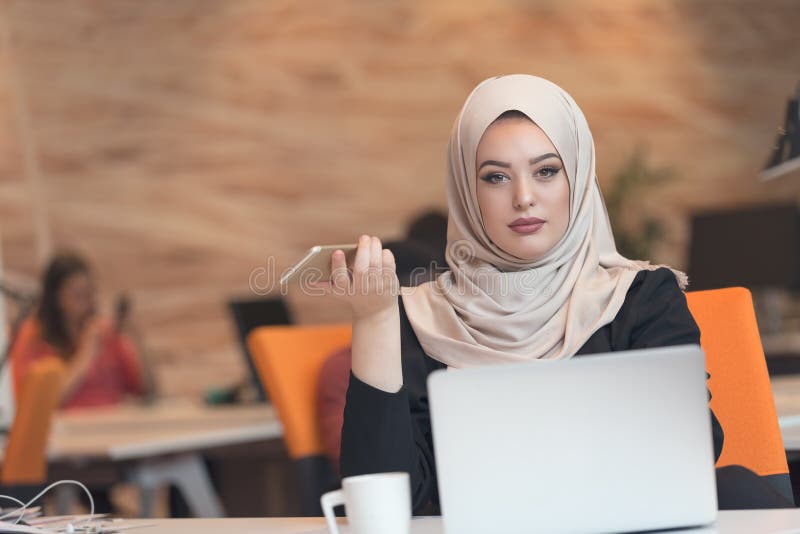 Hijab молодой арабской бизнес-леди нося, работая в ее startup офисе стоковое фото