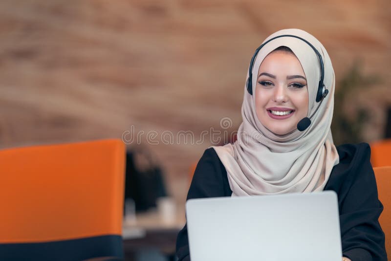 Hijab молодой арабской бизнес-леди нося, работая в ее startup офисе стоковые изображения rf