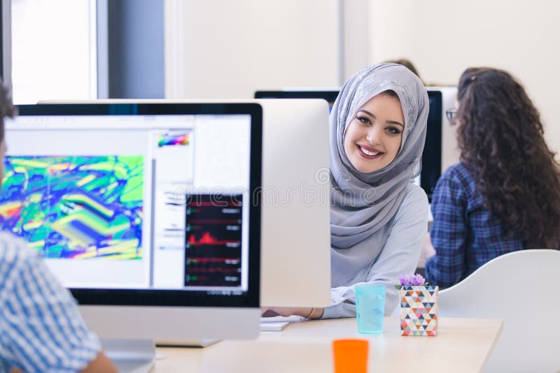 Hijab молодой арабской бизнес-леди нося, работая в ее запуске стоковая фотография