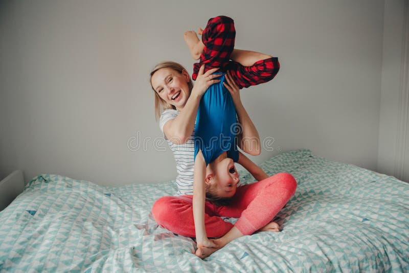 Hijo caucásico de la madre y del muchacho que juega junto en dormitorio en casa imagen de archivo libre de regalías Hijo caucásico de la madre y del muchacho que juega junto en dormitorio en casa imagen de archivo libre de regalías