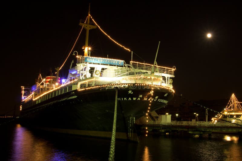 Hikawa Maru met de maan stock afbeelding