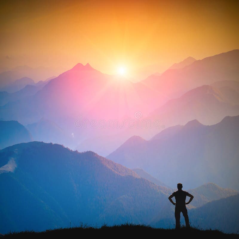 Download Hiker стоя на холме и наслаждается цветами восхода солнца Стоковое Фото - изображение насчитывающей выносливость, hiking: 106940492