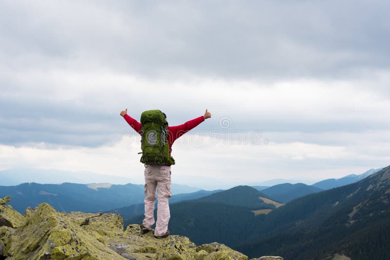 Hiker в горах стоковые фотографии rf Hiker в горах стоковые фотографии rf