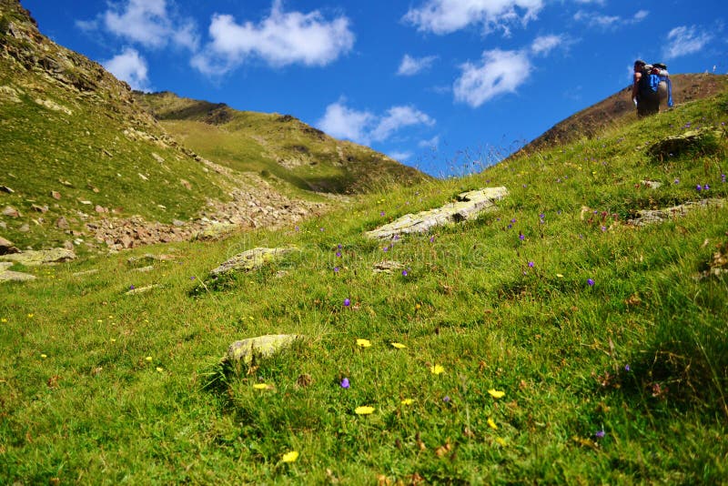 Hiker в горах Андорры стоковые фотографии rf Hiker в горах Андорры стоковые фотографии rf