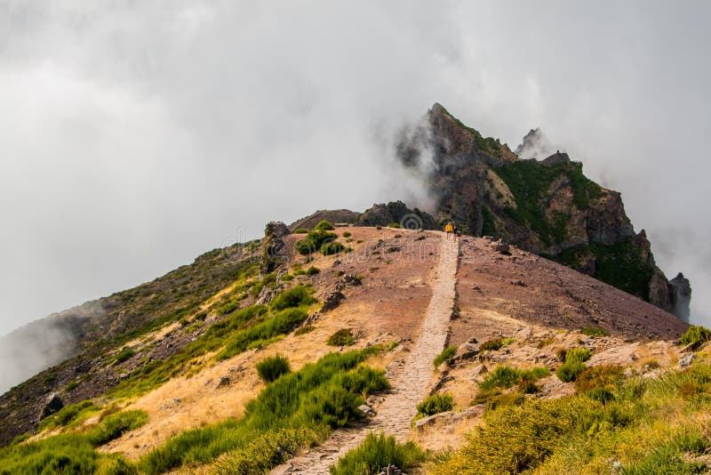 Hiker восхищая Pico делает Arierio, Ruivo, Мадейру, Португалию, Европу стоковые фотографии rf