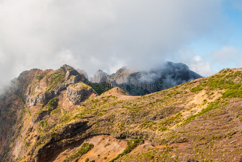 Hiker восхищая Pico делает Arierio, Ruivo, Мадейру, Португалию, Европу стоковые изображения rf