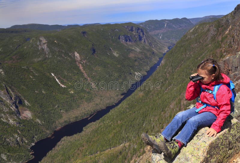 Hiker девушки восхищая ландшафт от des Draveures Acropoles, Квебека, Канады стоковые фотографии rf
