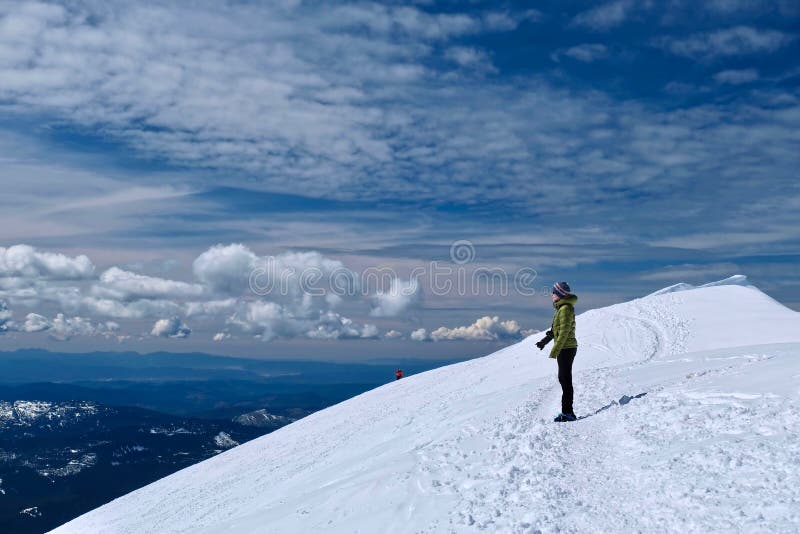 Hiker женщины на верхней части горы смотря сценарный взгляд стоковое изображение rf Hiker женщины на верхней части горы смотря сценарный взгляд стоковое изображение rf