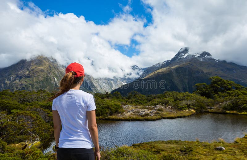 Hiker женщины наслаждается взглядом ключевого саммита с горой Ailsa на стоковые фото Hiker женщины наслаждается взглядом ключевого саммита с горой Ailsa на стоковые фото