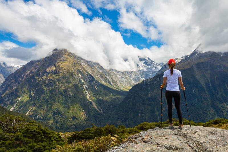 Hiker женщины наслаждается взглядом ключевого саммита с горой Ailsa на стоковое фото rf Hiker женщины наслаждается взглядом ключевого саммита с горой Ailsa на стоковое фото rf