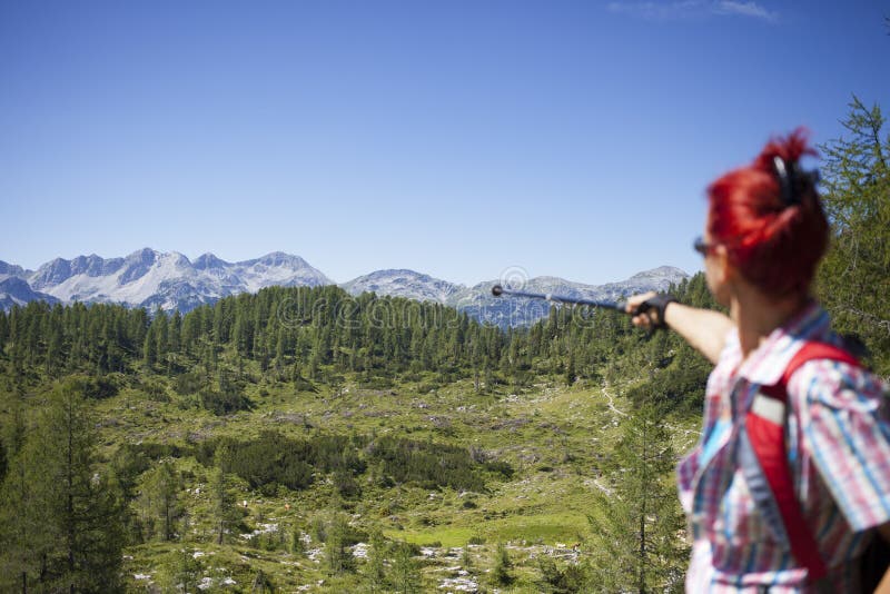 Hiker женщины показывает горный пик стоковая фотография rf Hiker женщины показывает горный пик стоковая фотография rf