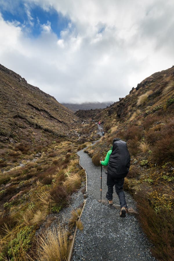 Hiker женщины при рюкзак tramping на национальном парке Tongariro стоковые изображения Hiker женщины при рюкзак tramping на национальном парке Tongariro стоковые изображения