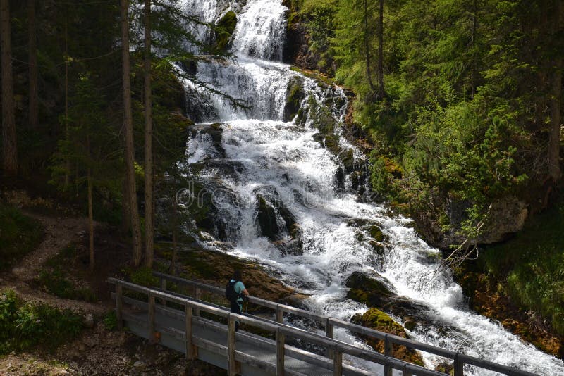Hiker женщины смотря водопад стоковое фото Hiker женщины смотря водопад стоковое фото