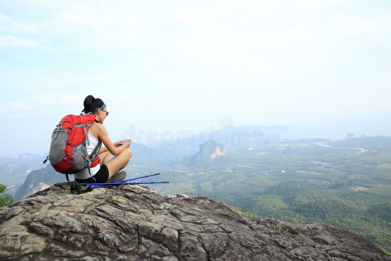 Hiker молодой женщины принимая фото с умным телефоном стоковые фото Hiker молодой женщины принимая фото с умным телефоном стоковые фото