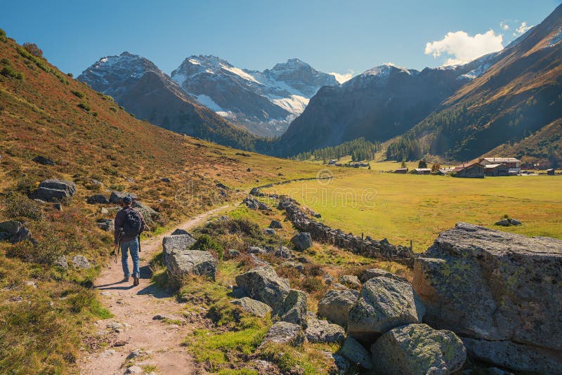 Hiker на швейцарской долине горы около davos стоковое изображение rf Hiker на швейцарской долине горы около davos стоковое изображение rf