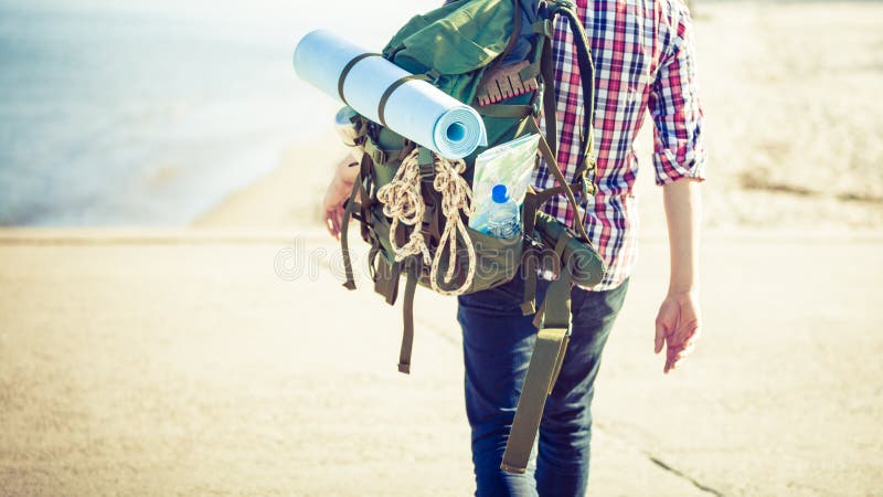 Hiker человека при рюкзак tramping взморьем стоковые изображения Hiker человека при рюкзак tramping взморьем стоковые изображения