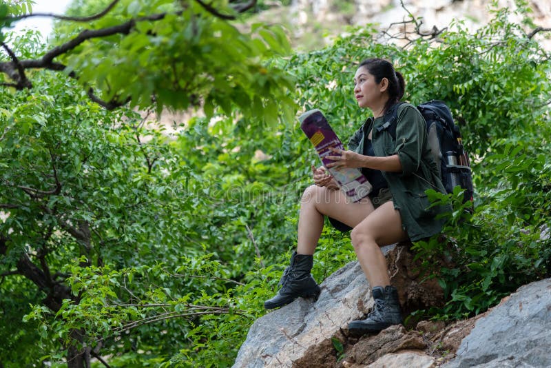 Hikerasierin sieht Ferngläser aus und steht auf dem Berg Erlebnisrucksack für Frauen und Campingplatz auf Wanderung in der Natur