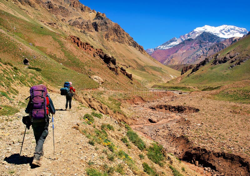Turistov na ich ceste k Aconcagua ako je vidieť v pozadí, Aconcagua Národný Park, Argentína, Južná Amerika.